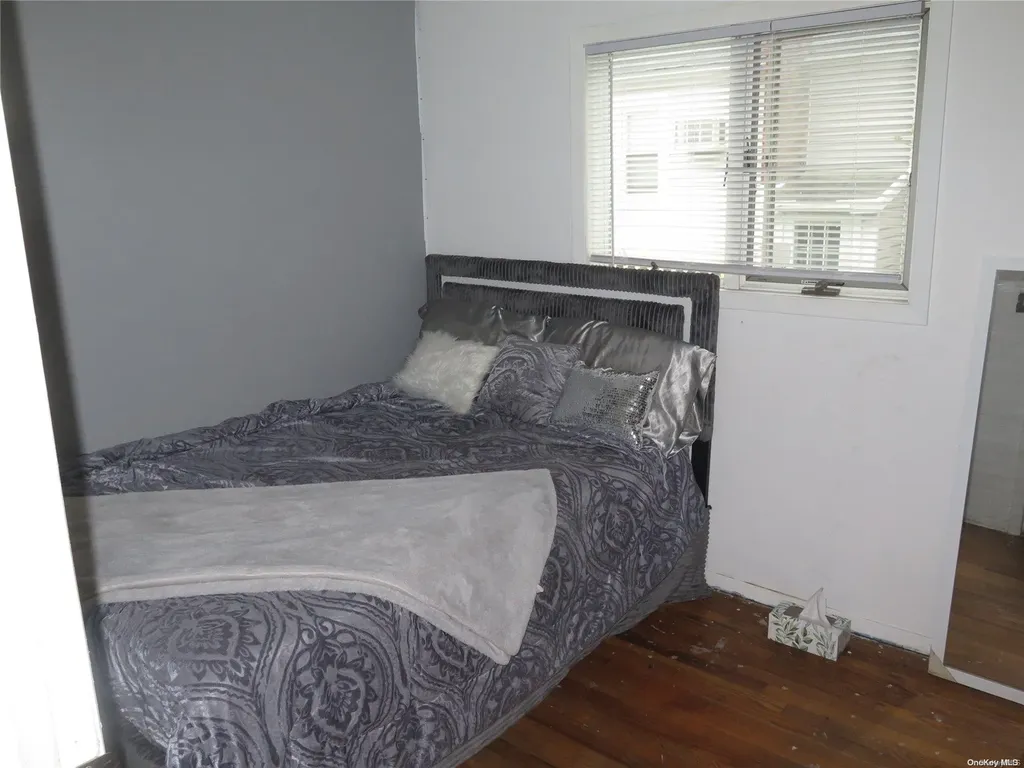 8 W Pine Street Islip NY 11751