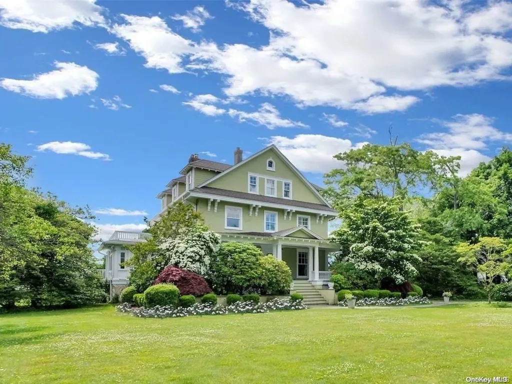 90 Thompson Avenue Babylon NY 11702
