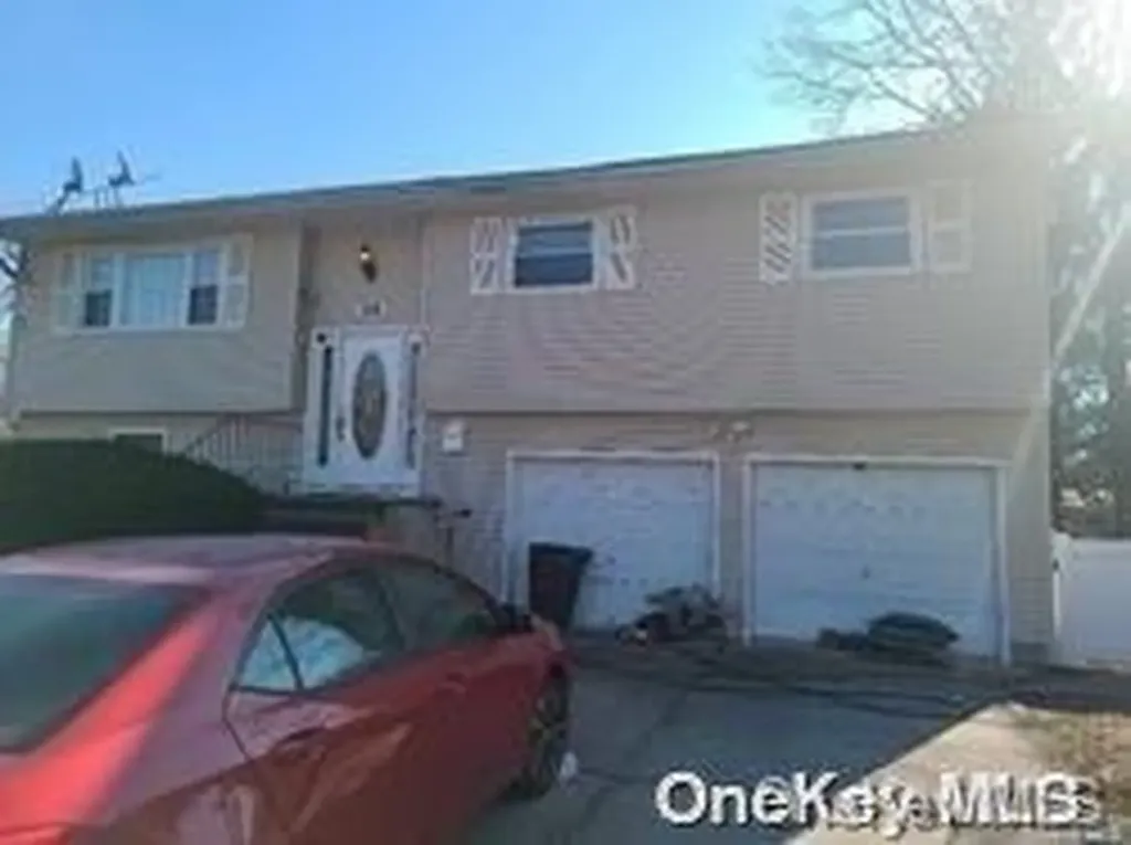 608 Spur Drive N Bay Shore NY 11706