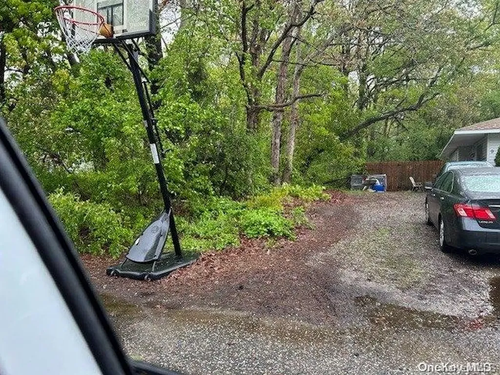 V/l Dover Place Mastic NY 11950