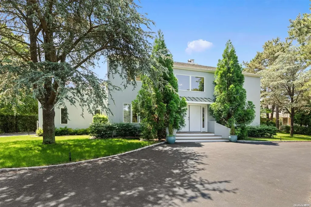 36 Blackwatch Southampton NY 11968
