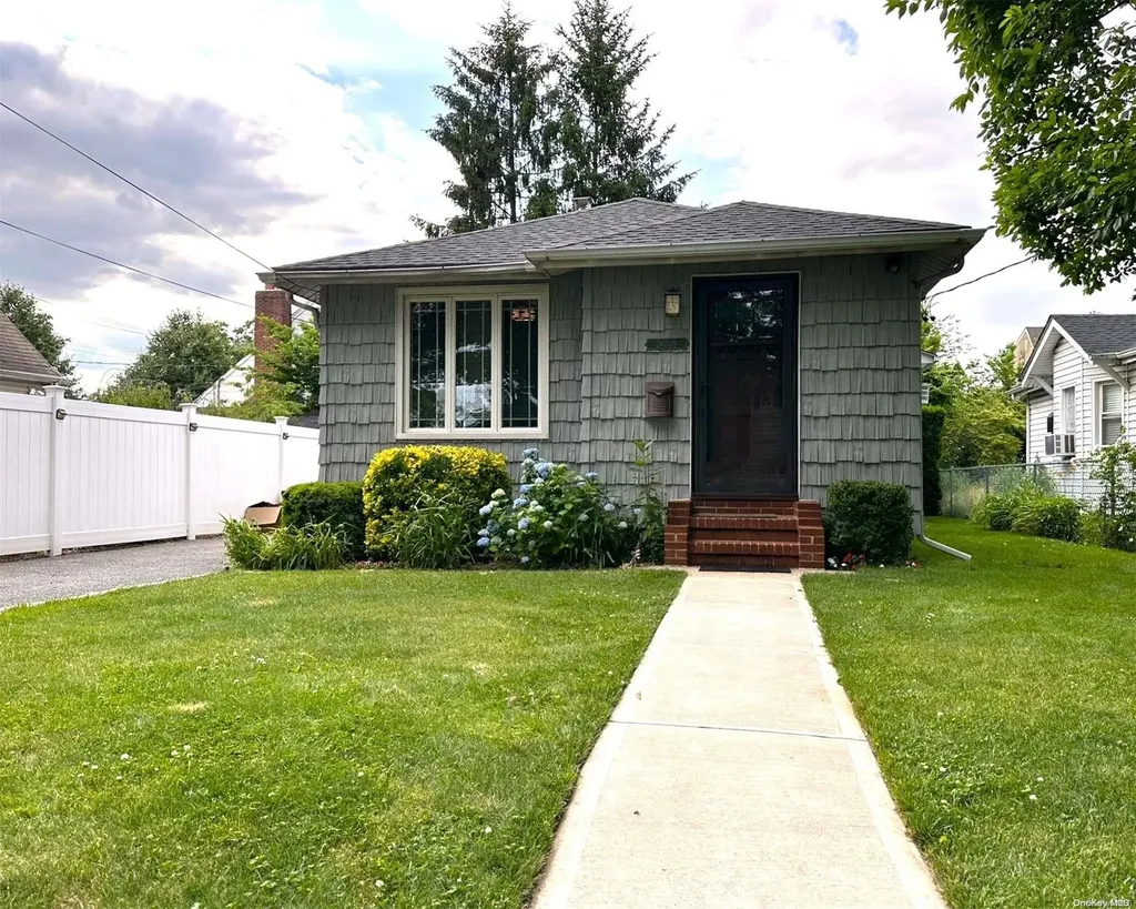 262-09 E Williston Avenue Floral Park NY 11001