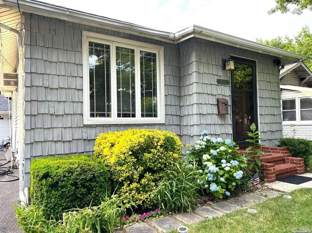 262-09 E Williston Avenue Floral Park NY 11001