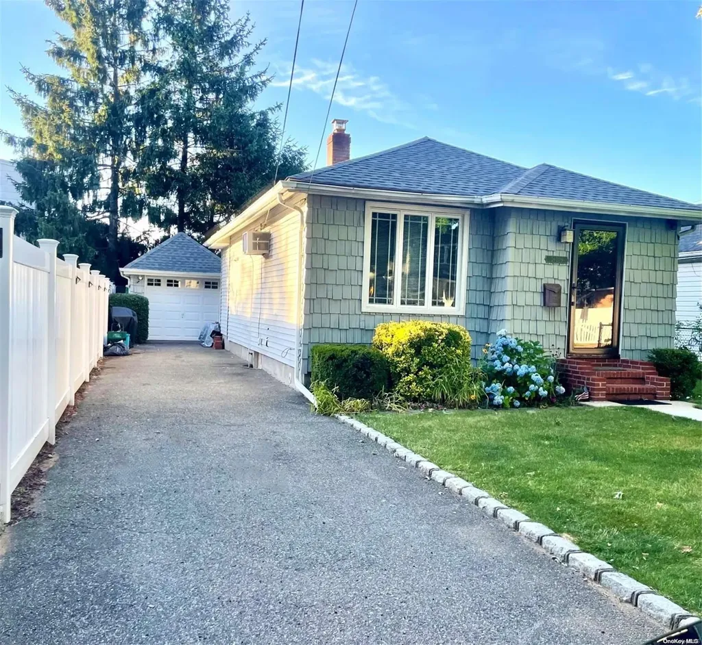 262-09 E Williston Avenue Floral Park NY 11001