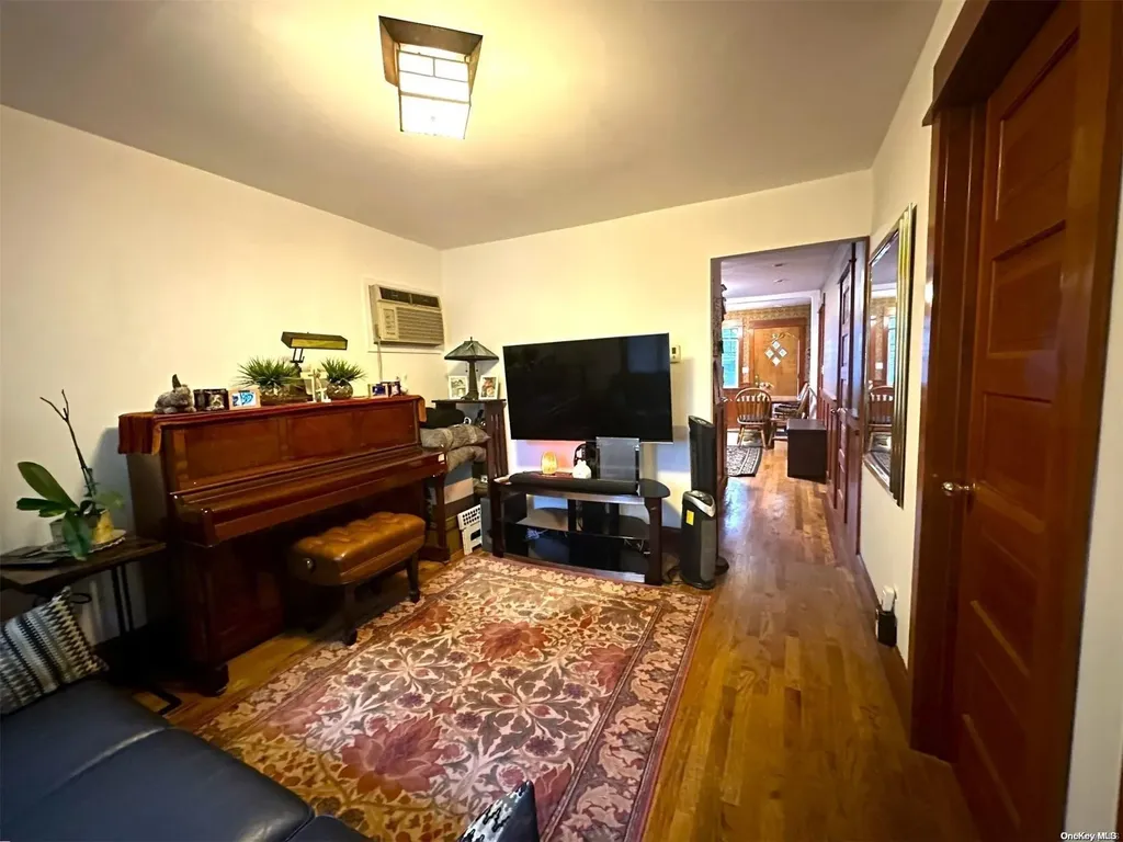 262-09 E Williston Avenue Floral Park NY 11001
