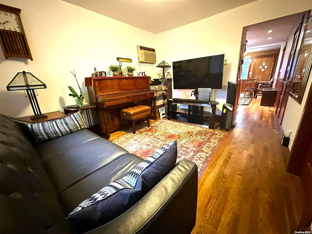 262-09 E Williston Avenue Floral Park NY 11001