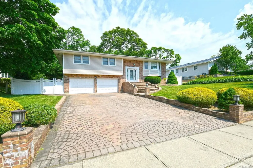 19 Eagle Lane Hauppauge NY 11788