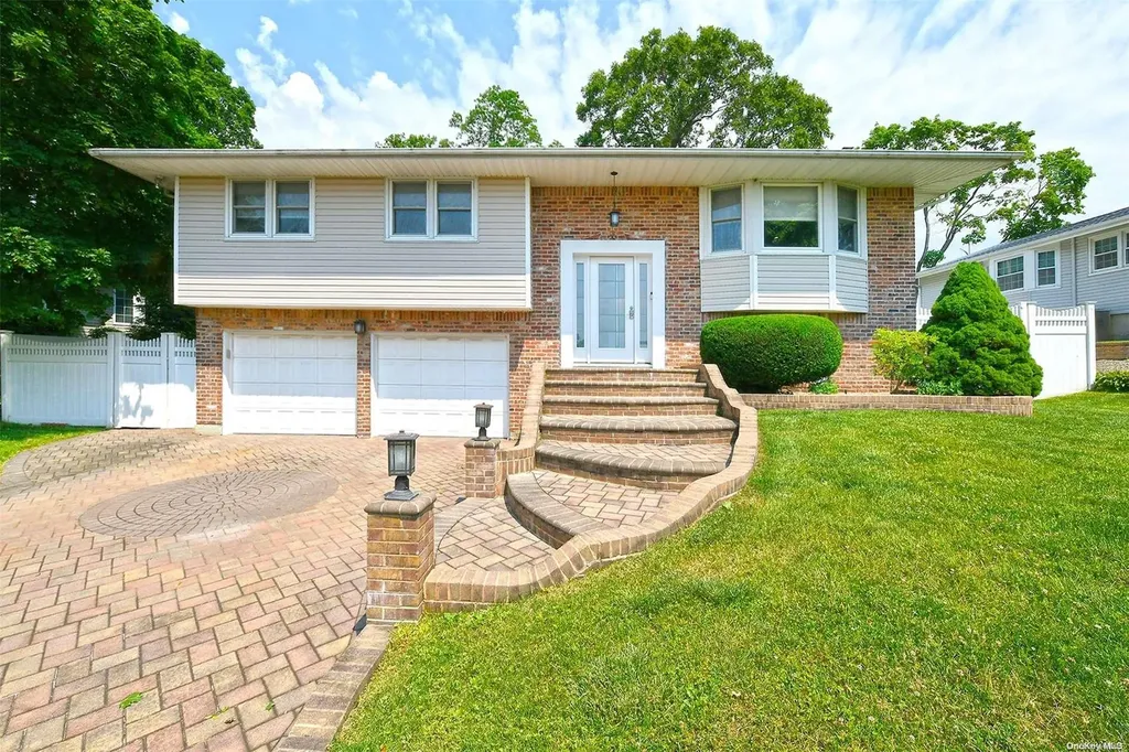 19 Eagle Lane Hauppauge NY 11788