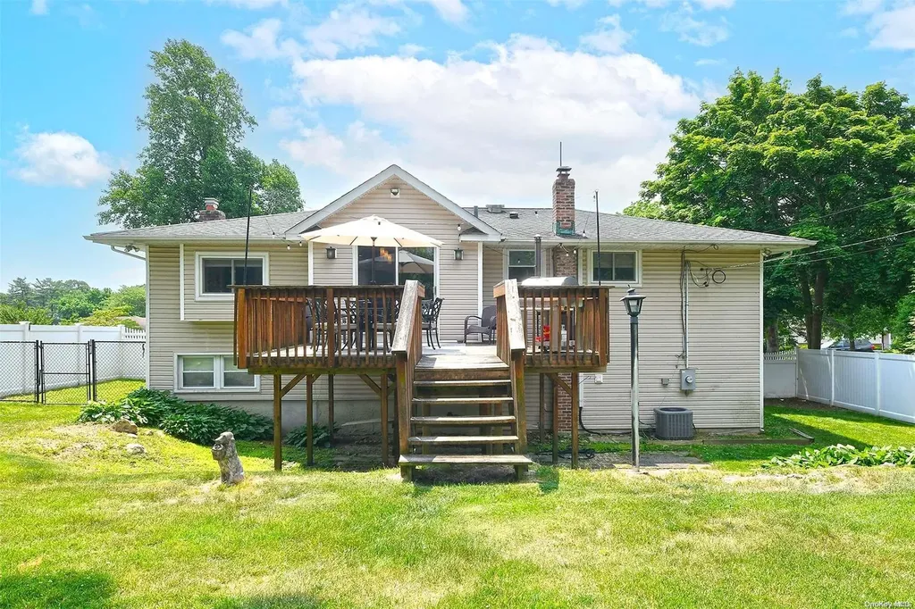19 Eagle Lane Hauppauge NY 11788