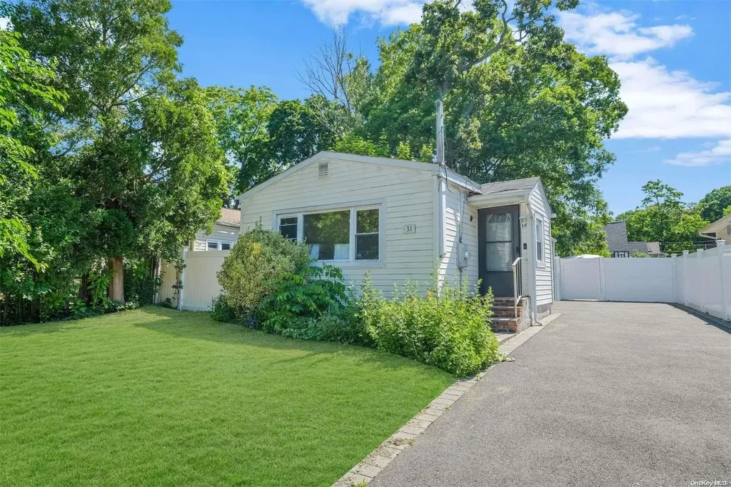 31 Adirondack Drive Selden NY 11784