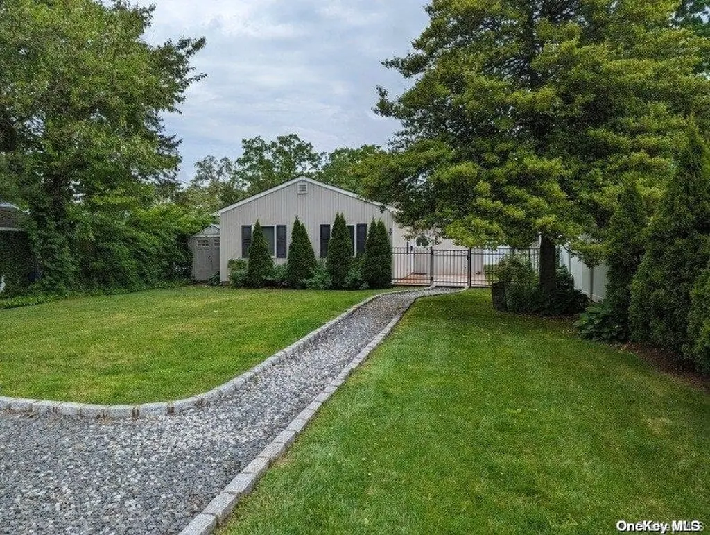 9 Hamilton Avenue North Babylon NY 11703