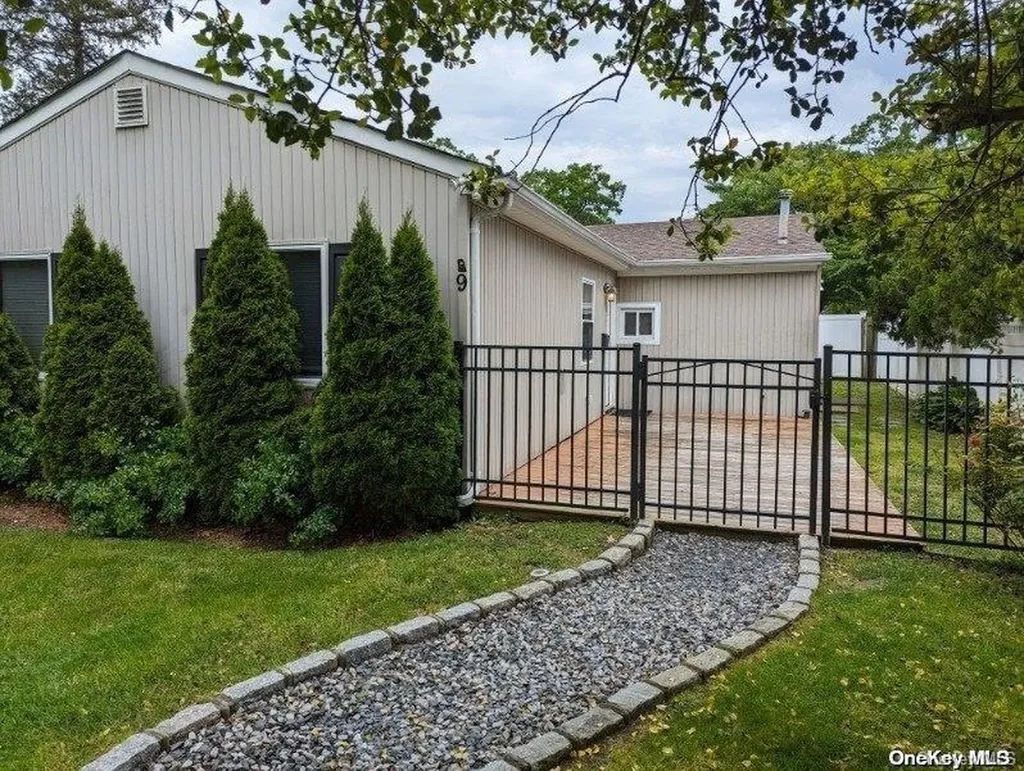 9 Hamilton Avenue North Babylon NY 11703