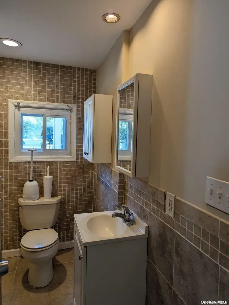 9 Hamilton Avenue North Babylon NY 11703
