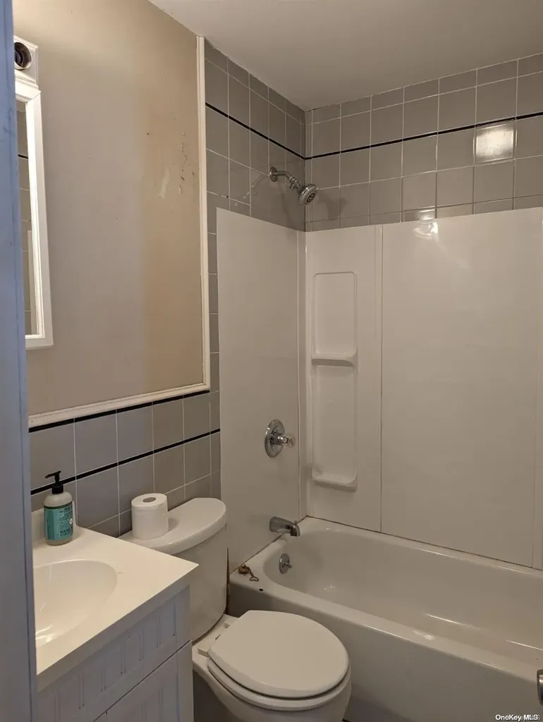 9 Hamilton Avenue North Babylon NY 11703