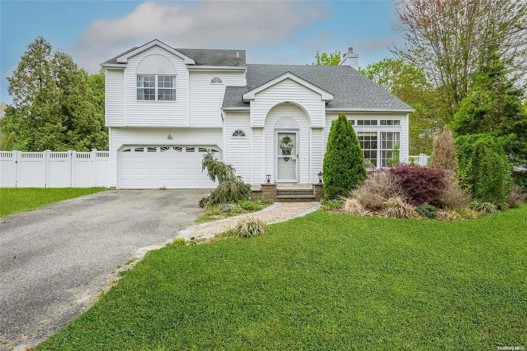 10 Lovers Lane Medford NY 11763