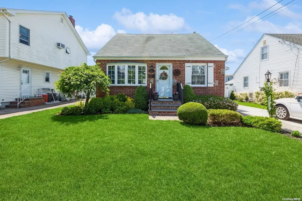 231 Pershing Parkway Mineola NY 11501