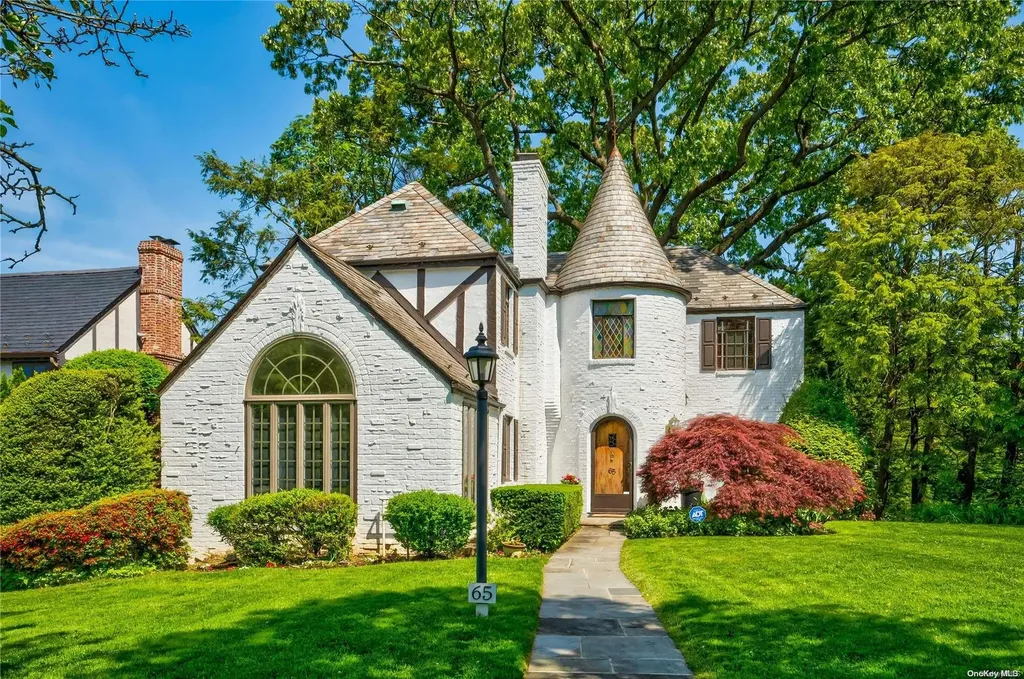65 Andrew Road Manhasset NY 11030