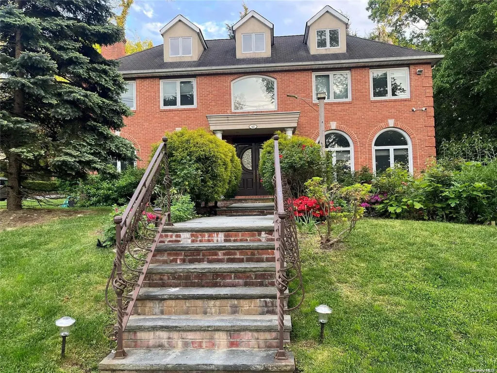 46 Elm Street Great Neck NY 11021