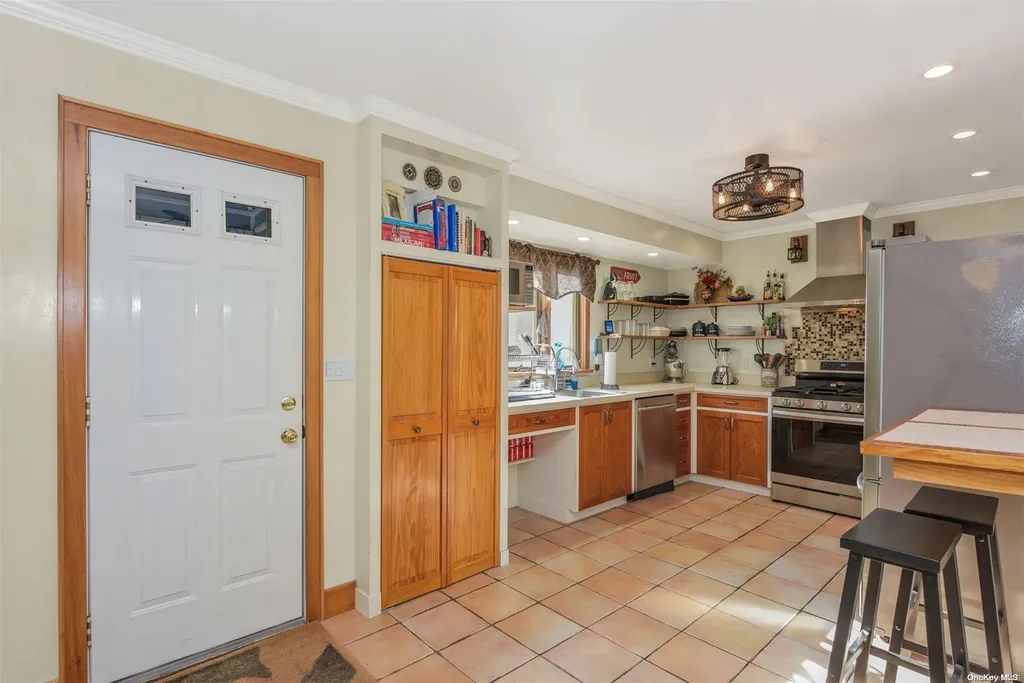 2570 Main Road Laurel NY 11948
