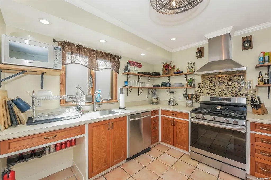 2570 Main Road Laurel NY 11948