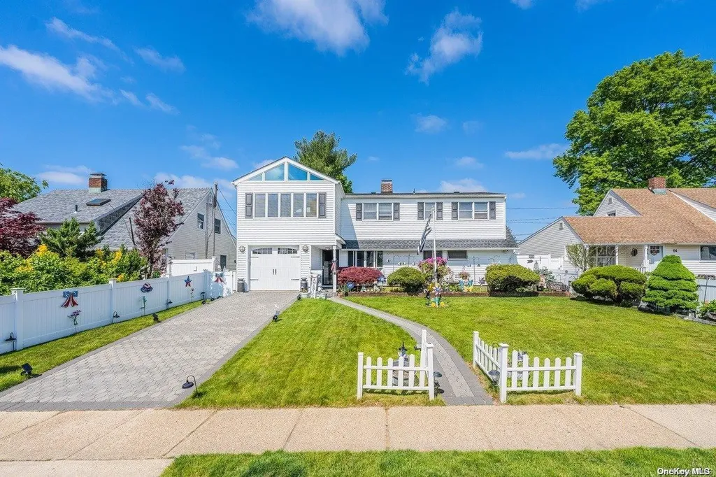 66 Tanager Lane Levittown NY 11756