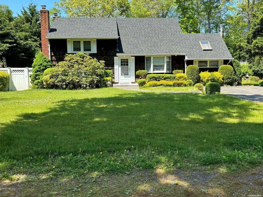 132 Vanderbilt Boulevard Oakdale NY 11769