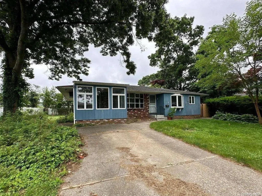 22 Plane Tree Lane Saint James NY 11780