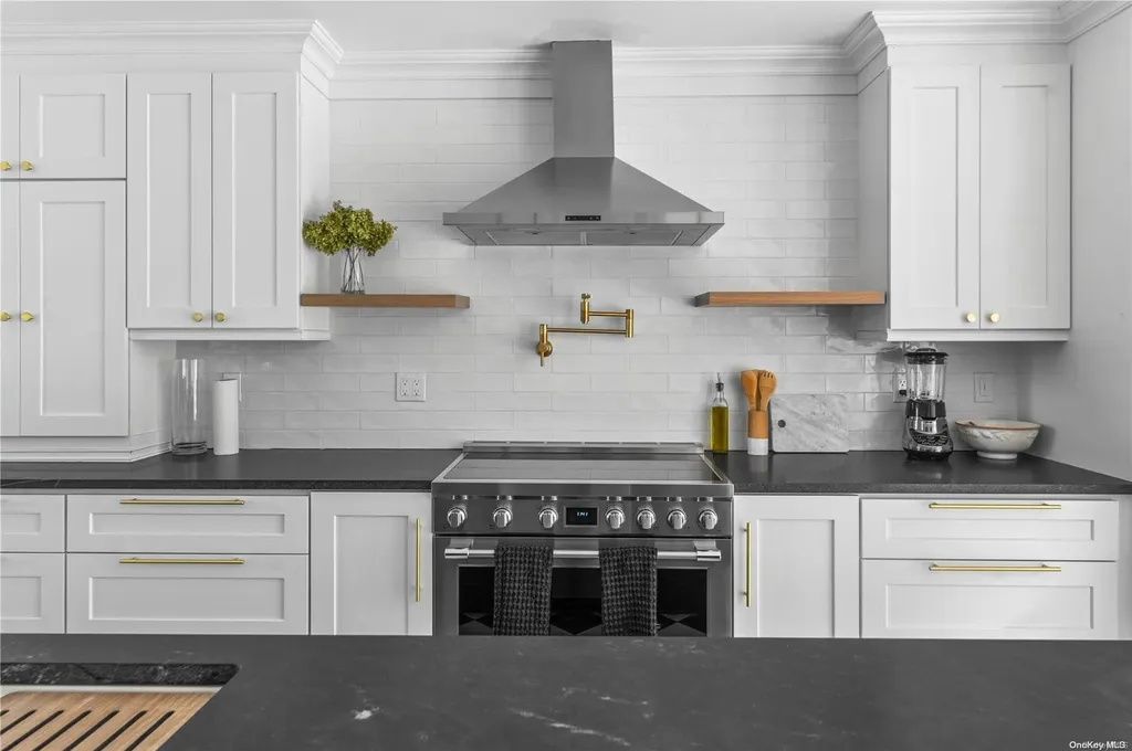 870 Stars Road East Marion NY 11939