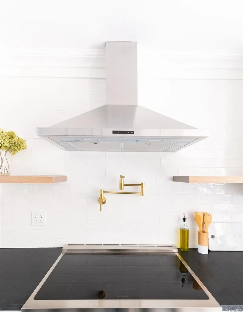 870 Stars Road East Marion NY 11939