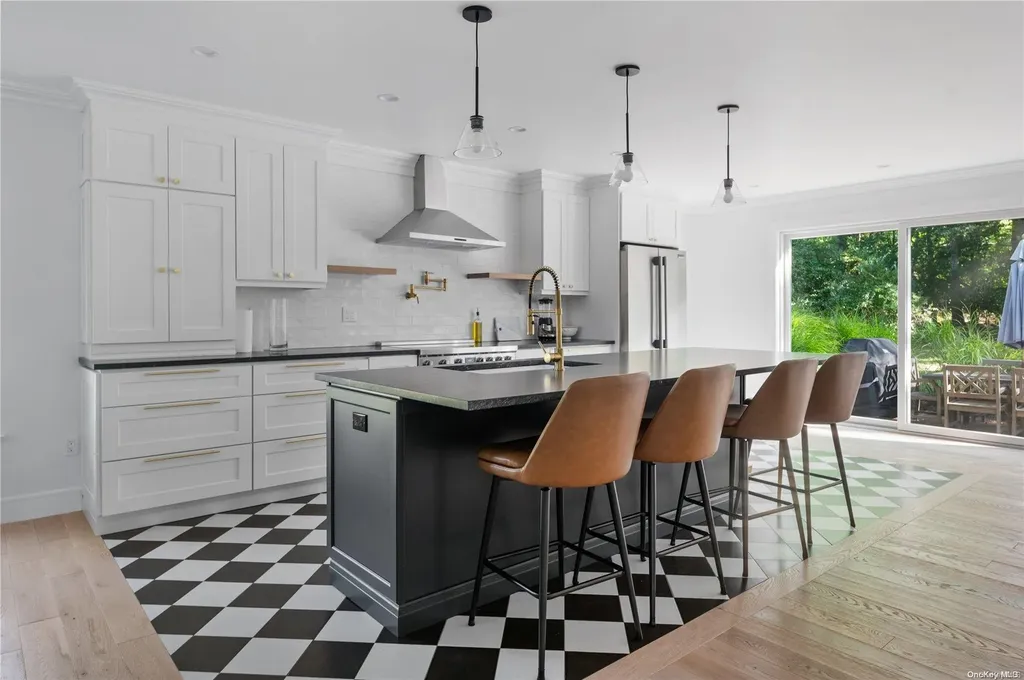 870 Stars Road East Marion NY 11939