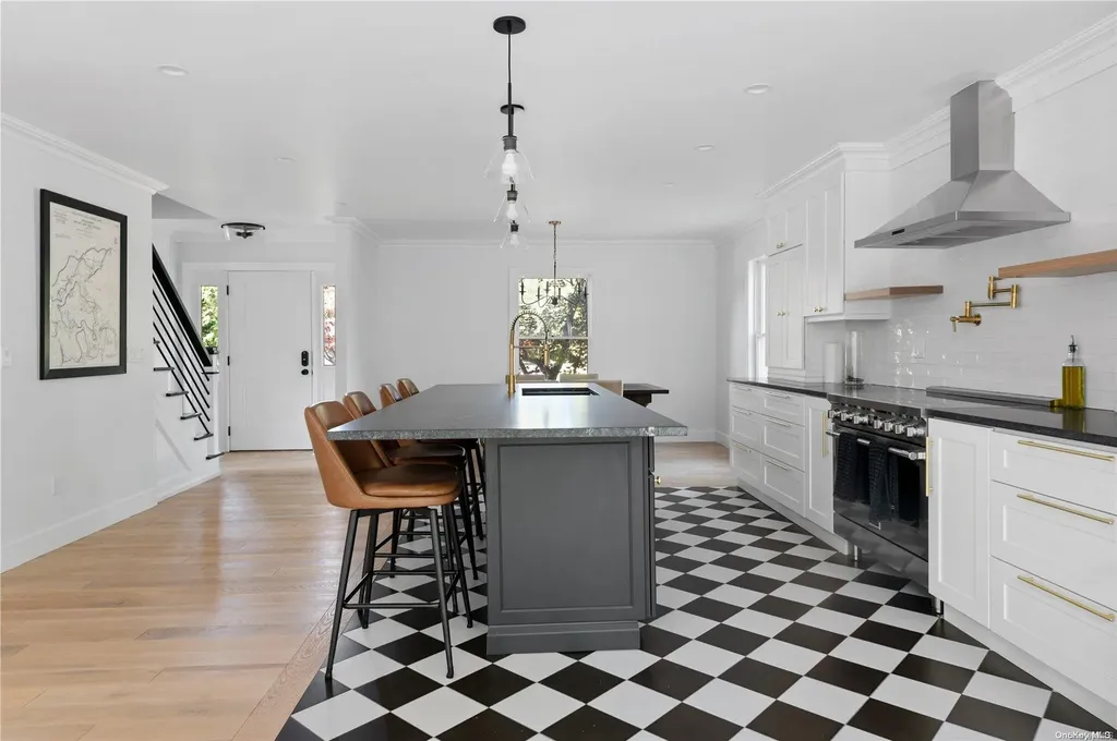 870 Stars Road East Marion NY 11939