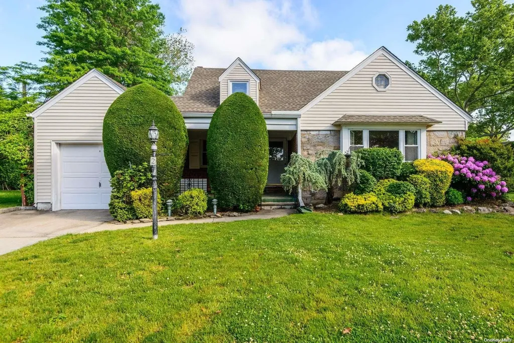 2 Peter Lane New Hyde Park NY 11040