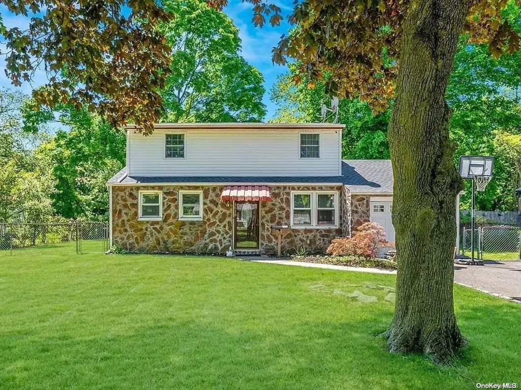 1610 N Gardiner Drive Bay Shore NY 11706