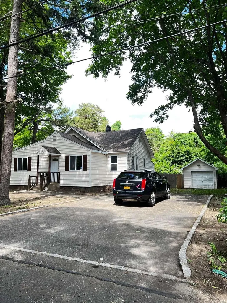 19 Central Parkway Medford NY 11763