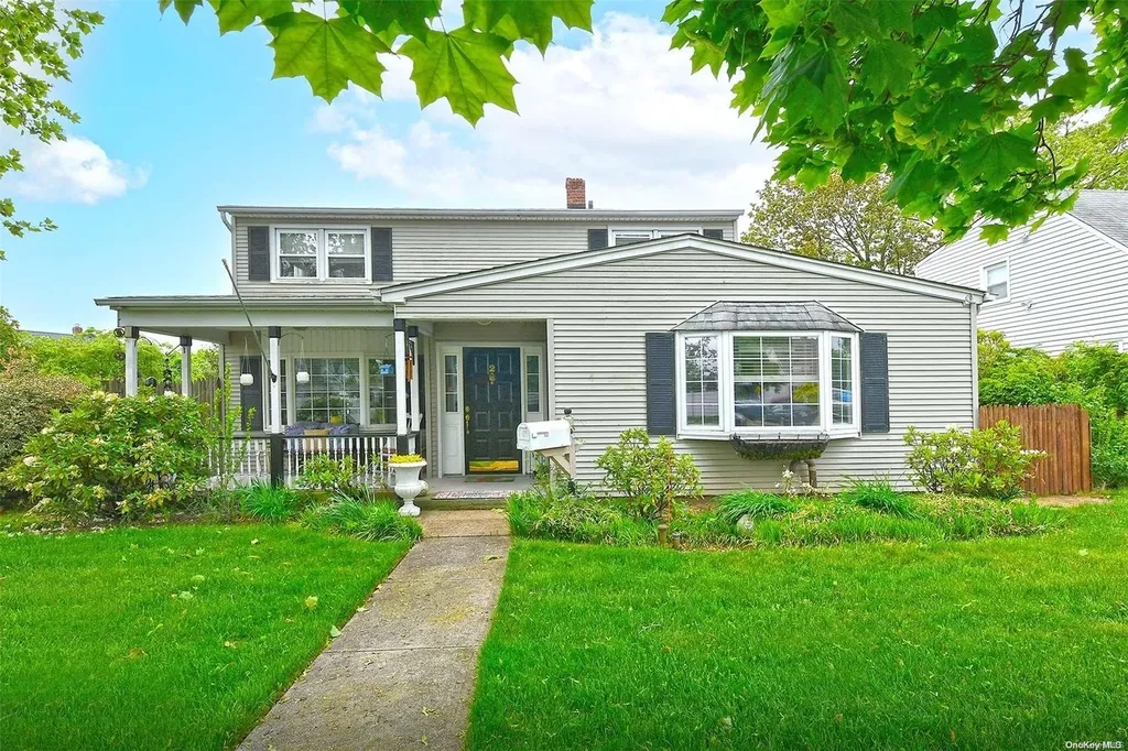 2 Oaktree Lane Levittown NY 11756