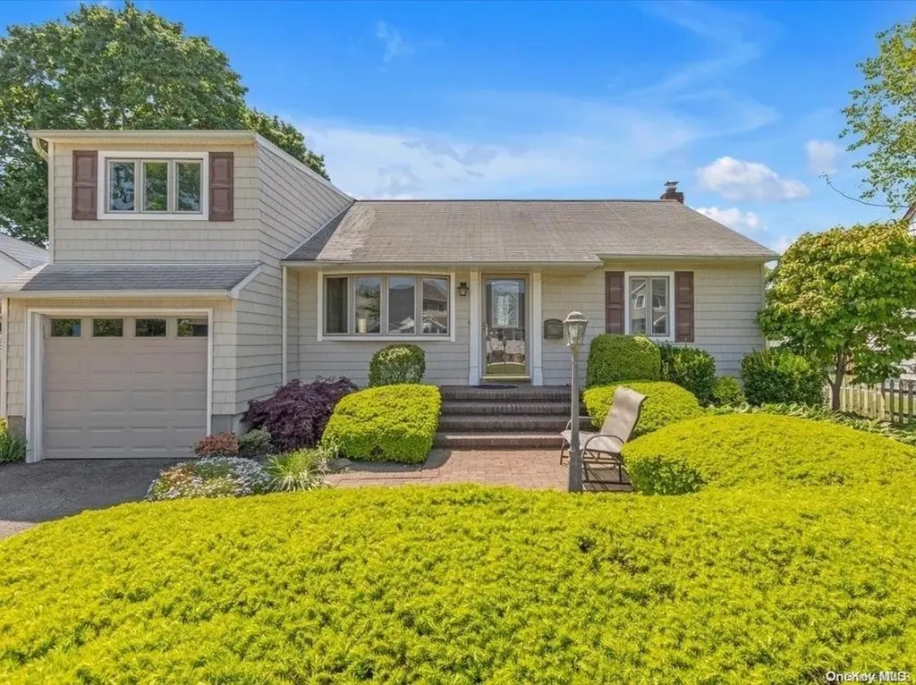 598 Heathcliff Drive Seaford NY 11783