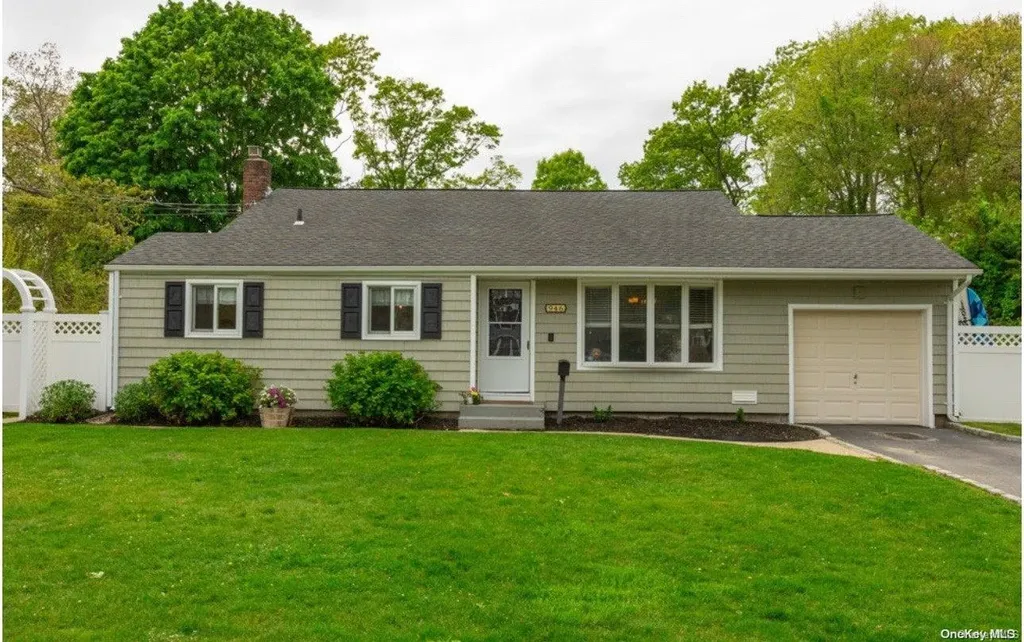 946 Gardiner Drive Bay Shore NY 11706