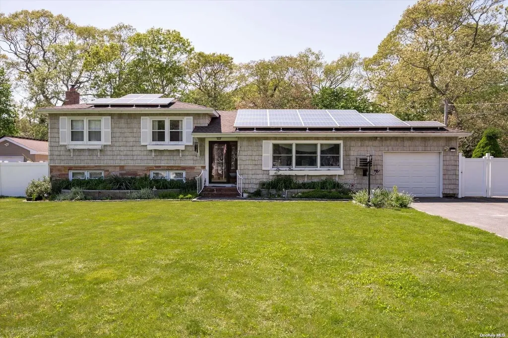 88 Vanderbilt Boulevard Oakdale NY 11769