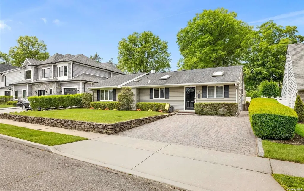 14 Robert Road Glen Cove NY 11542