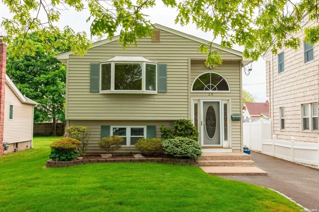 29 Woodbridge Court West Babylon NY 11704