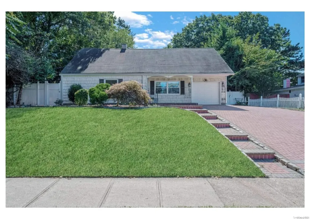 52 Oneida Avenue Selden NY 11784