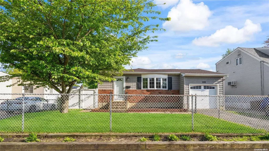 229 E Hoffman Avenue Lindenhurst NY 11757