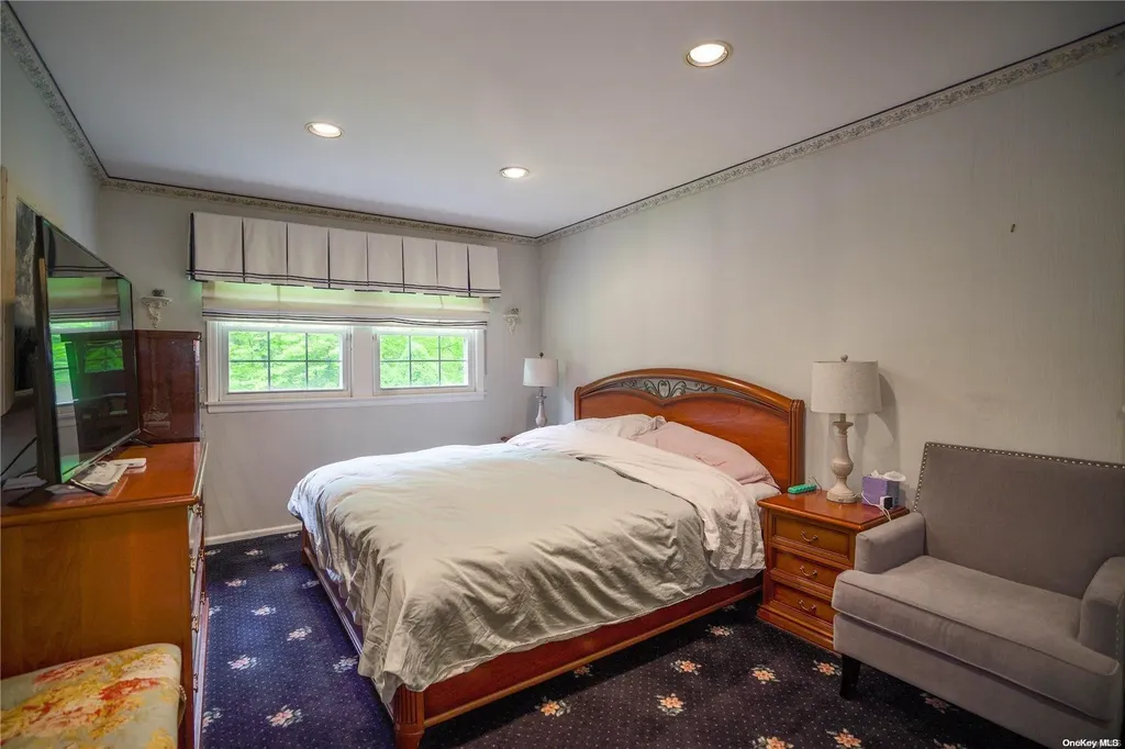 20 Lake Road Great Neck NY 11020