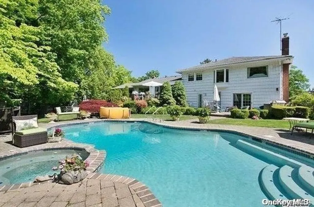 20 Lake Road Great Neck NY 11020