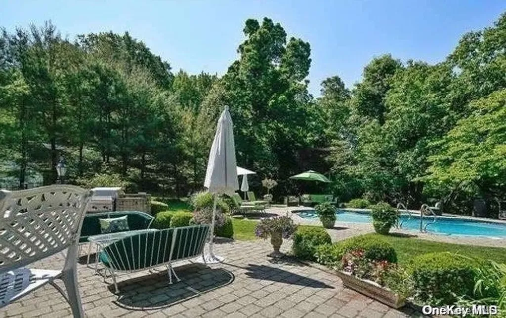 20 Lake Road Great Neck NY 11020