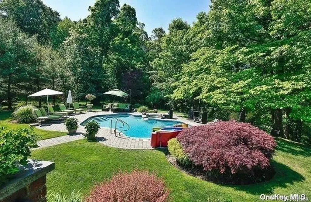 20 Lake Road Great Neck NY 11020