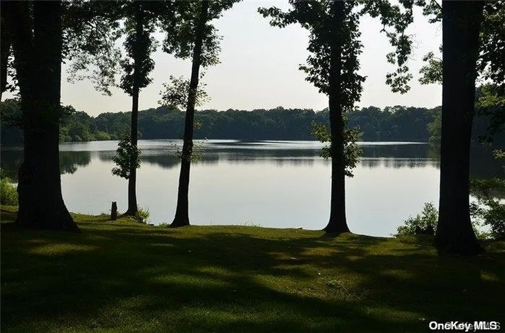 20 Lake Road Great Neck NY 11020