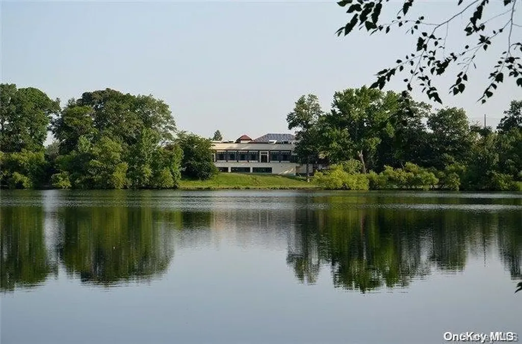 20 Lake Road Great Neck NY 11020