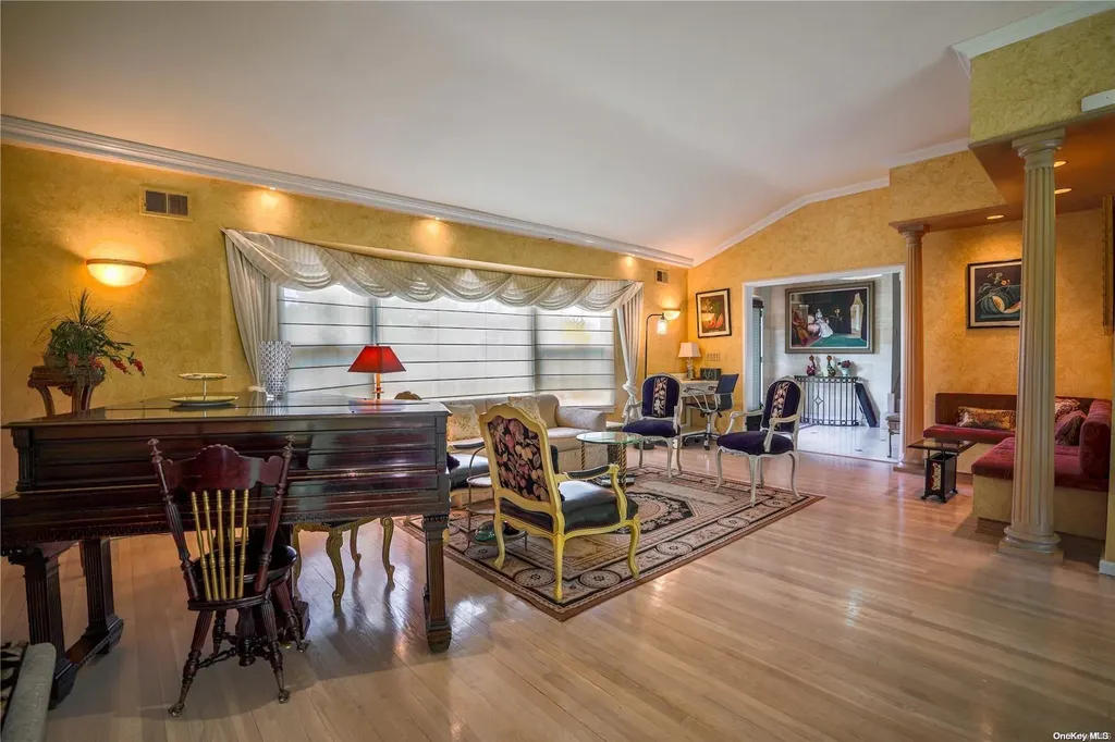 20 Lake Road Great Neck NY 11020