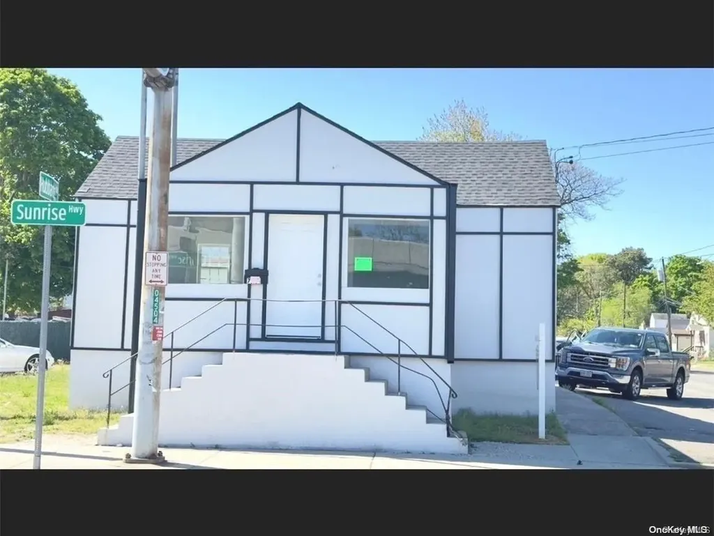 764 Sunrise West Babylon NY 11704
